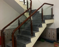Thi công cầu thang kính tay vịn gỗ tại Tam Đảo Vĩnh Phúc